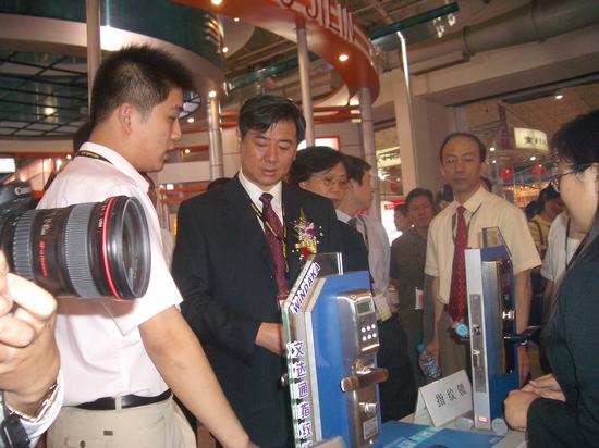 省長(zhǎng)參觀(guān)公司產(chǎn)品