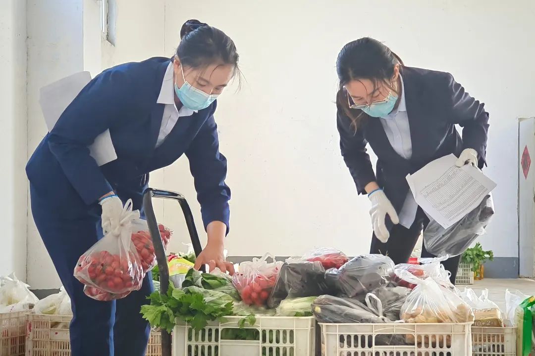 同心戰(zhàn)疫，我們?cè)谝黄穑? ></div>
        <div   id=