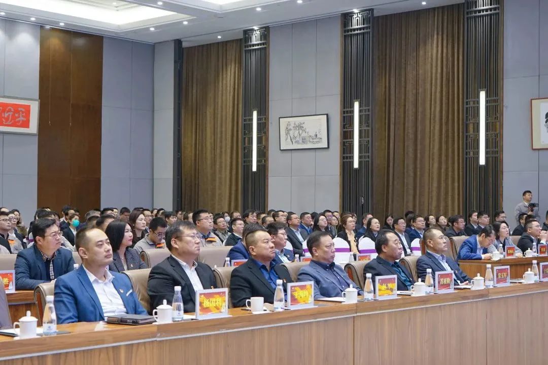 弘揚勞模精神 貢獻青春力量<br>瑞源控股集團“慶五一、迎五四”表彰大會圓滿召開，文達通股份多人獲獎！  ?