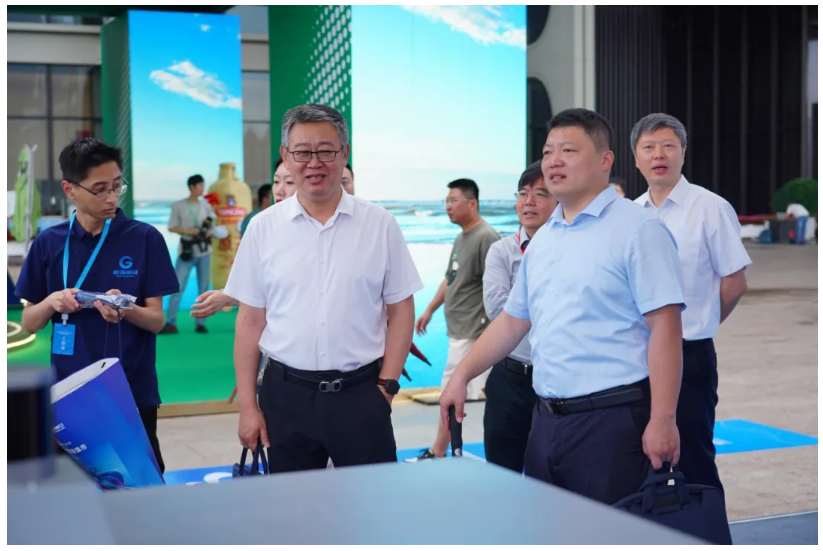 青島市委常委、副市長(zhǎng)王波等領(lǐng)導(dǎo)嘉賓參觀文達(dá)通AI無(wú)人清掃車