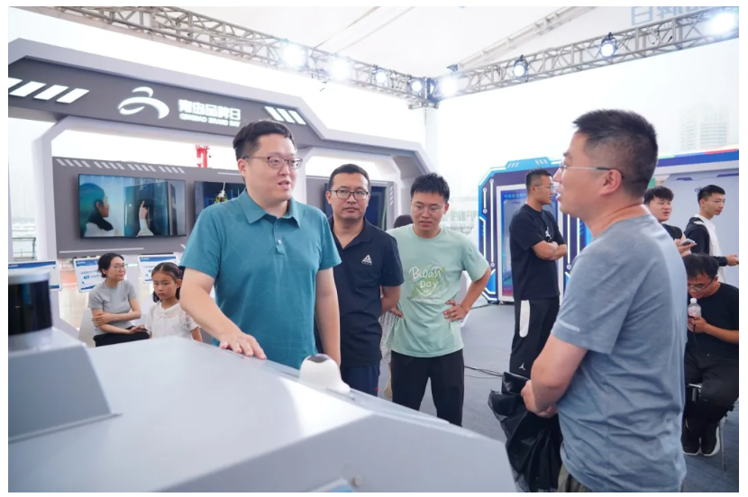 青島市委常委、副市長(zhǎng)王波等領(lǐng)導(dǎo)嘉賓參觀文達(dá)通AI無(wú)人清掃車