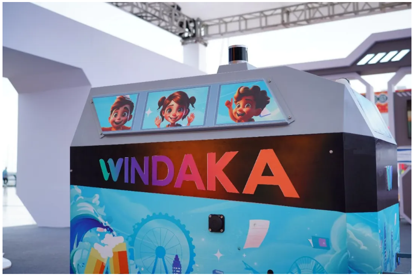 青島市委常委、副市長(zhǎng)王波等領(lǐng)導(dǎo)嘉賓參觀文達(dá)通AI無(wú)人清掃車