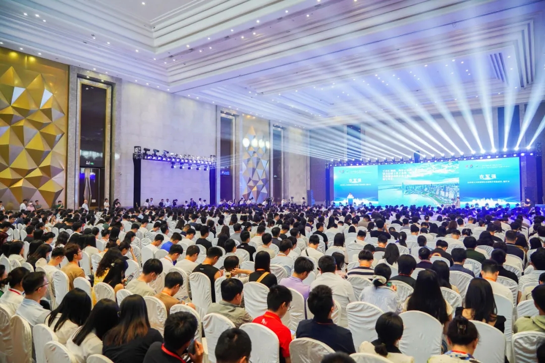 文達(dá)通AI無人清掃車亮相第十一屆“百所高校千名博士青島行”活動