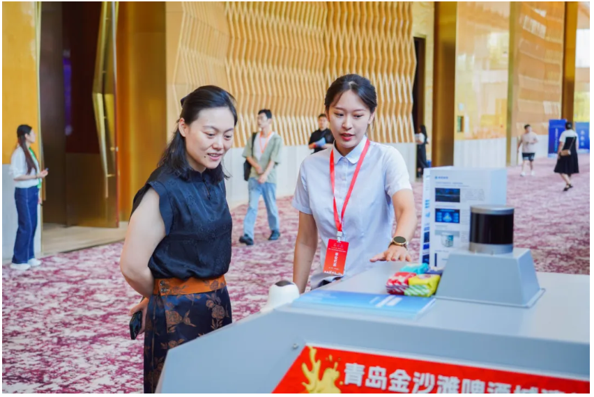 文達(dá)通AI無人清掃車亮相第十一屆“百所高校千名博士青島行”活動