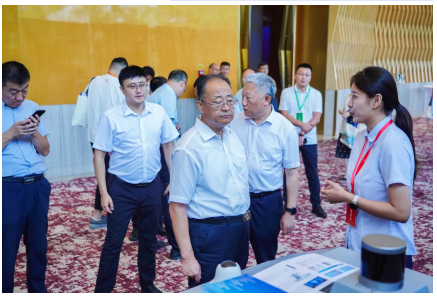 文達(dá)通AI無人清掃車亮相第十一屆“百所高校千名博士青島行”活動