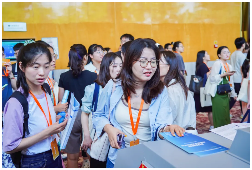 文達(dá)通AI無人清掃車亮相第十一屆“百所高校千名博士青島行”活動