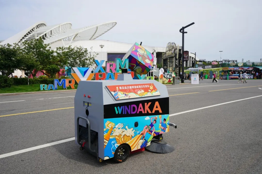 文達(dá)通AI無人清掃車亮相第十一屆“百所高校千名博士青島行”活動