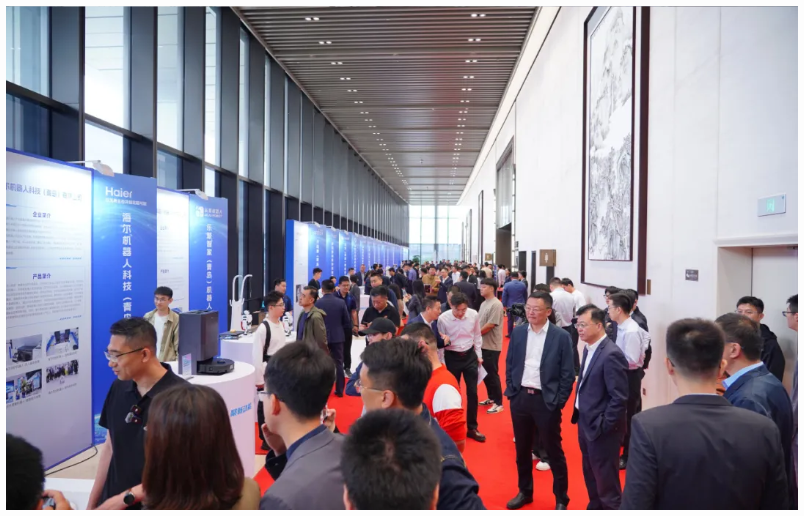 “機”聚新動能 “智”創(chuàng)新未來丨文達通無人清掃機器人亮相2025青島市具身智能機器人生態(tài)發(fā)展大會 “機”聚新動能 “智”創(chuàng)新未來丨文達通無人清掃機器人亮相2025青島市具身智能機器人生態(tài)發(fā)展大會