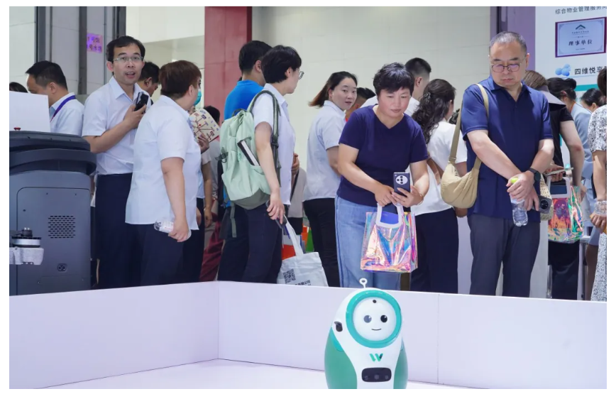 文達(dá)通股份攜”數(shù)智物業(yè)全鏈解決方案”亮相中國物博會(huì)，“AI+機(jī)器人”定義智慧物業(yè)新標(biāo)桿