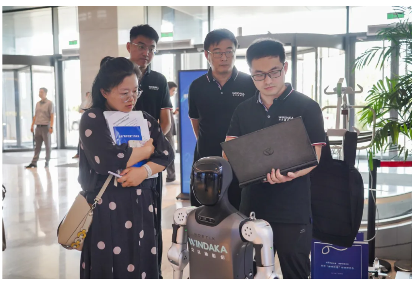 文達(dá)通股份攜“問道機(jī)器人”系列產(chǎn)品亮相山東省數(shù)字住建交流研討會 文達(dá)通股份攜“問道機(jī)器人”系列產(chǎn)品亮相山東省數(shù)字住建交流研討會